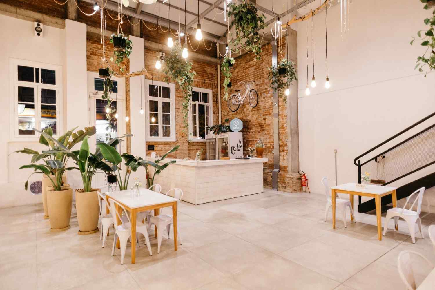 Cafetería con plantas decorativas